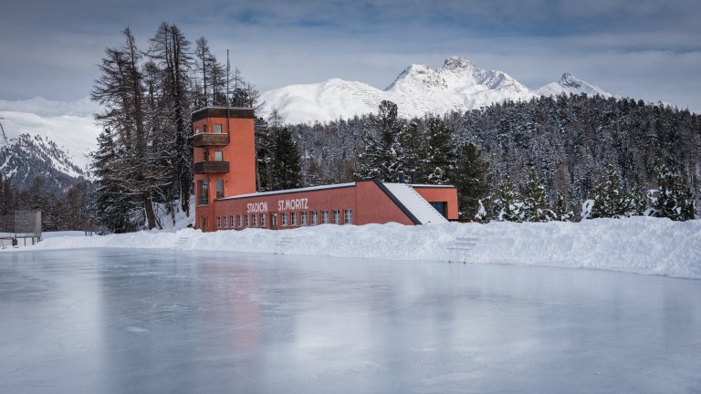 Das Eisfeld des Hotels mit dem alten Olympiastadion von St.Moritz