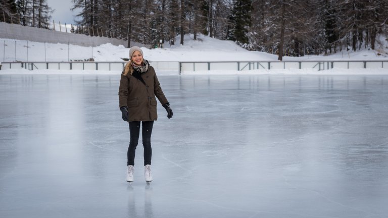 Aline dreht einige Runden auf dem traditionsreichen Eisfeld.