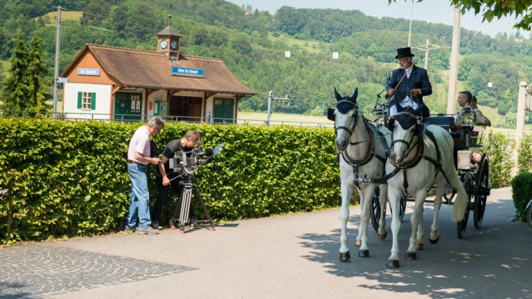 19. Juni, 9 Uhr morgens. Unsere Reise startet in Bad Bubendorf. Kutscher Thomas Dettwiler hat die Pferde schön geschniegelt und gestriegelt.