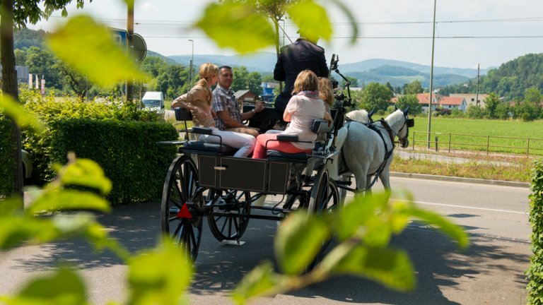 Wenigstens einmal im Leben in einer romantischen Kutsche fahren. Die Dreharbeiten zu unserem ersten Sommer-Magazin haben es möglich gemacht.