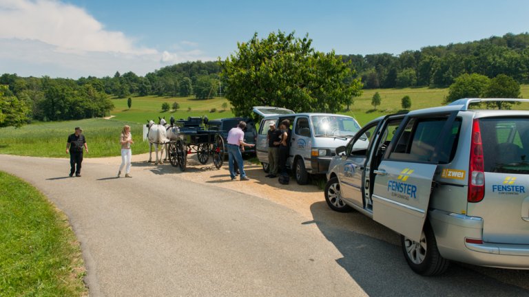 Was am Ende nach wenig Aufwand und gemütlicher Kutschenfahrt aussieht, ist in Wahrheit alles andere ... immer mit dabei: zwei Autos und ein Team von sieben Leuten.