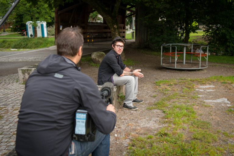 Kameramann Urs Rohner bespricht eine Einstellung mit Pascal Putzi.