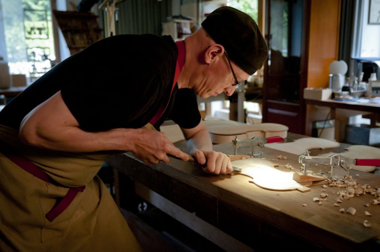 Geigenbauer Martin Schleske bei der Arbeit