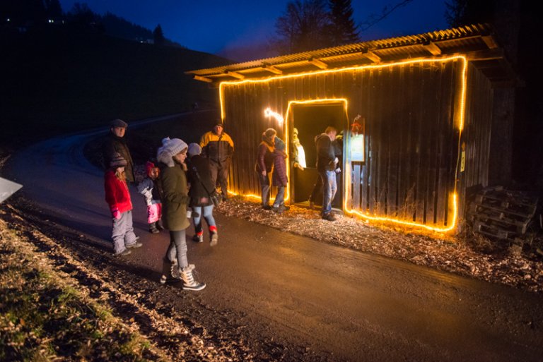 Ein paar Freiwilige aus Heiligenschwendi helfen bei den Dreharbeiten mit.