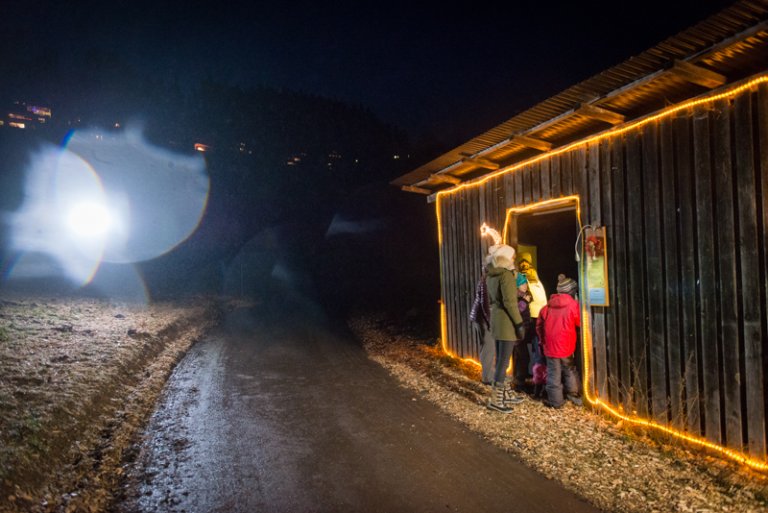 Mittlerweile ist es dunkle Nacht. Unsere LED-Scheinwerfer helfen, damit wir überhaupt noch filmen können.