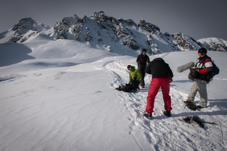 Es geht los, die Schneeschuhe werden montiert.