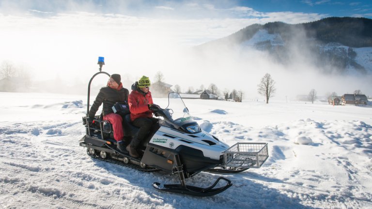 Der Sohn von Hannelore bringt uns mit dem Skidoo zum Ausgangspunkt für die Schneetour.