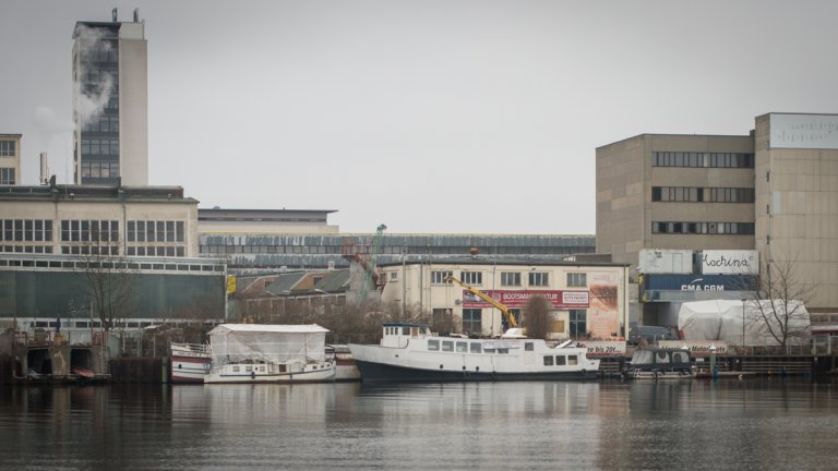 Kerstin Hack renoviert in Berlin ein altes DDR-Torpedoboot...