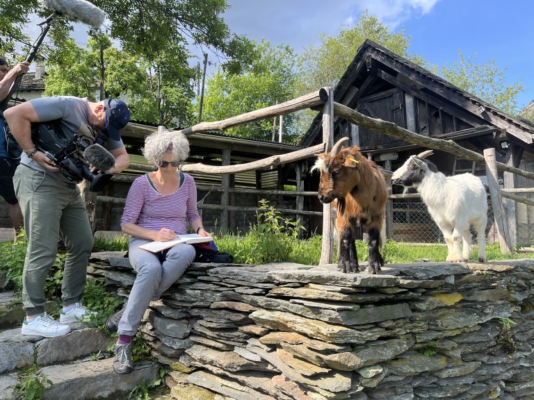 Anita Sieber beim skizzieren in der Campo Farm | © 2023 ALPHAVISION