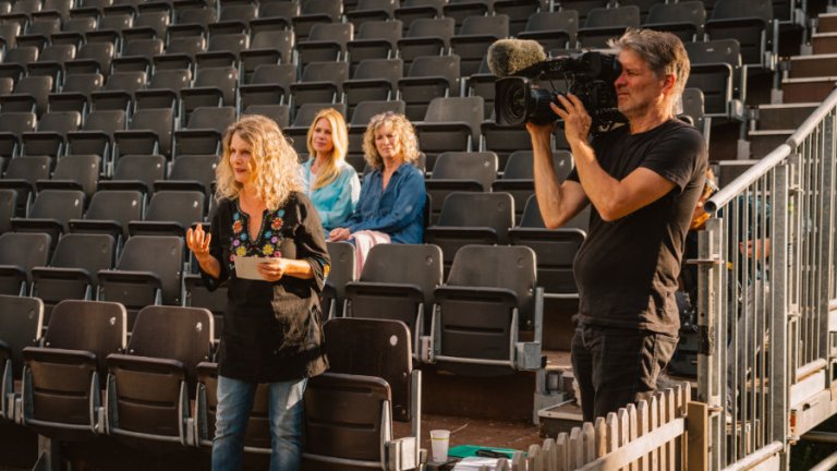 Co_Regisseurin Nathalie Trachsel (l.) erklärt, welche Stimmung in dieser Szene entstehen soll. Dahinter (v.l.) Moderatorin Jeanette Macchi und Franziska Schweizerhof. Kameramann Daniel Leippert fängt besagte Stimmung fürs ein. © 2024 ALPHAVISION