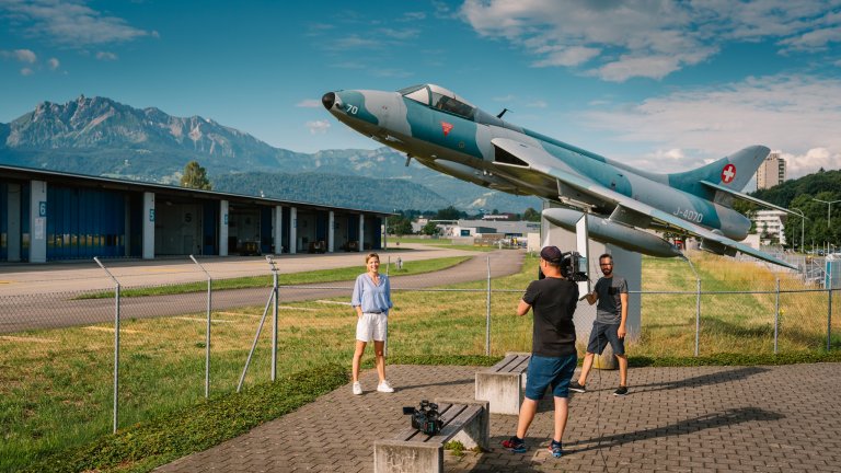 Aline Baumann vor dem Militärflugplatz Emmen | © 2020, ALPHAVISION