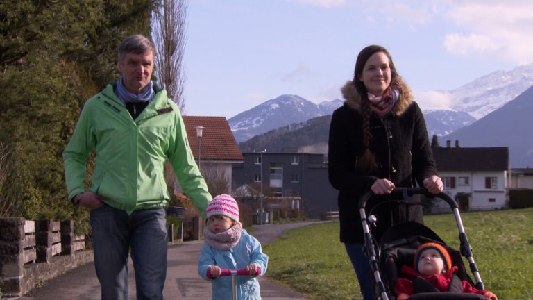 Simone und Josef Birrer mit ihren Kindern | © ALPHAVISION