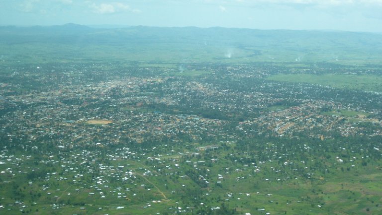 Anflug aus Bunia, Hauptstadt des Distrikts Ituri in der Provinz Orientale im Osten der Demokratischen Republik Kongo.