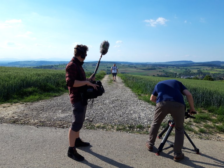 Martin Rupp beim Spaziergang durch die Felder | © ALPHAVISION