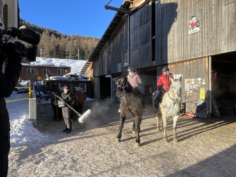 Aline Baumann und Gina Wohlwend (Ginas Reitschule in Pontresina) sind für Anmoderation bereit | © 2022 ALPHAVISION