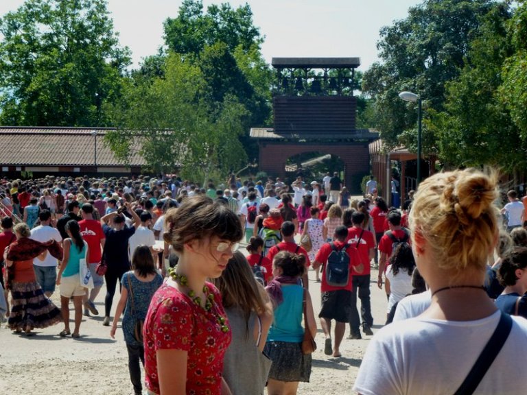 Jedes Jahr kommen zehntausende, meist junge Menschen nach Taizé.