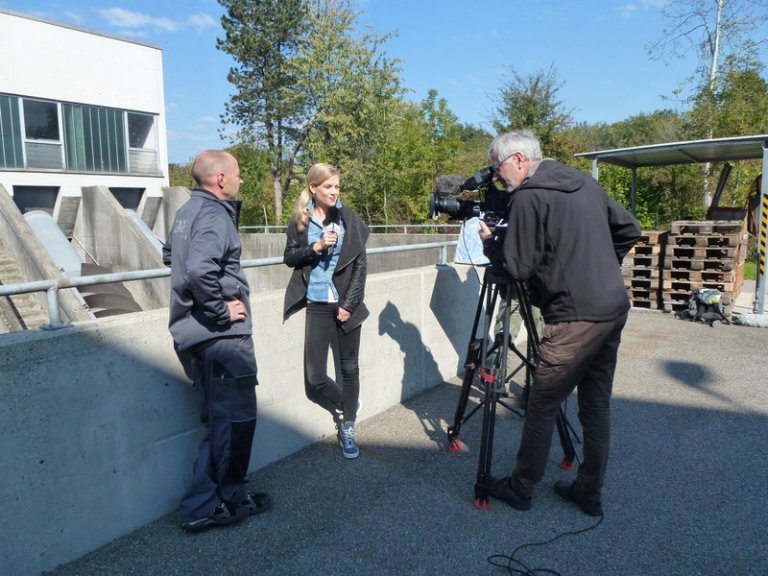 Kameramann Max Widmer nimmt Aline Baumann und Roger Beck ins Visier