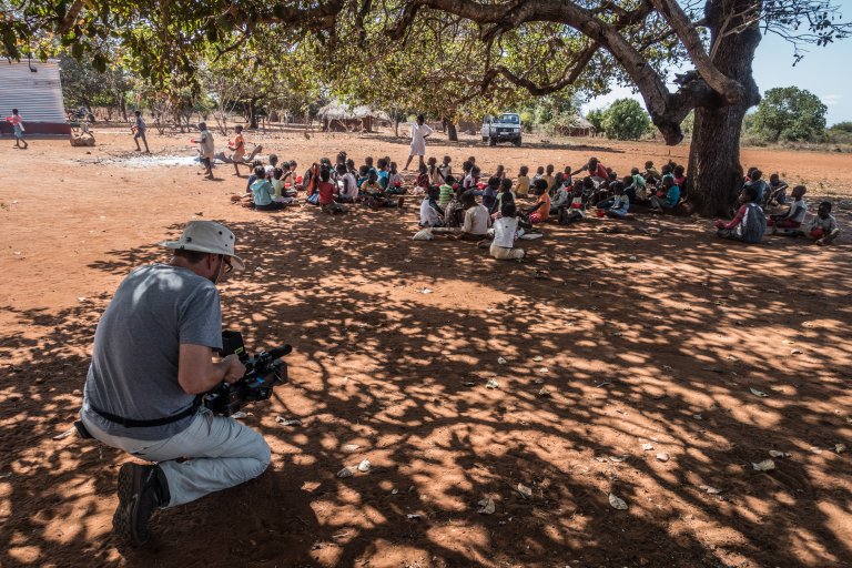 Unter dem grossen Baum nehmen die Kinder die Schulmahlzeit ein | © ALPHAVISION