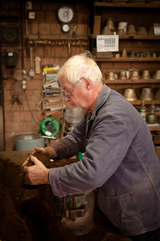 Mit ausgewähltem Sand umhüllt Peter Bilang das Modell der zukünftigen Glocke.