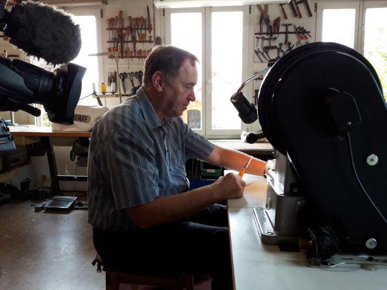 Das Handwerk hat der Emmentaler von seinem Vater gelernt. | © ALPHAVISION