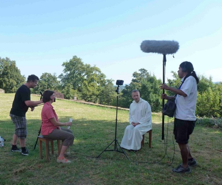 Vorbereitungen fürs Interview im Garten der Communauté de Taizé, Saône-et-Loire, Frankreich.