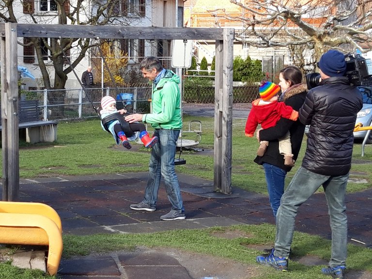 Familie Birrer auf dem Spielplatz | © ALPHAVISION