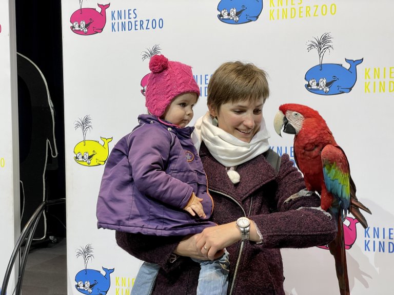 Gabi Rechsteiner mit Tochter Timea nach der Papageienflugshow | © 2021 ALPHAVISION