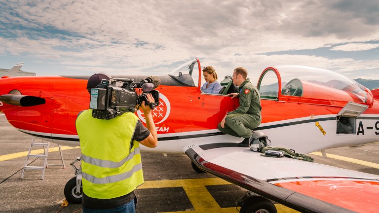 Thomas Beyeler erläutert Aline Baumann die Armaturen des PC-7 | © 2020, ALPHAVISION