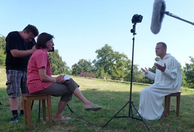 Redaktorin Gabriele Stiebig im Gespräch mit Frère Alois.