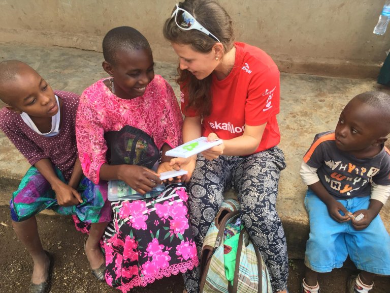 Manuela Denoth mit ihrem Patenkind Zawadi in Tansania | © ALPHAVISION