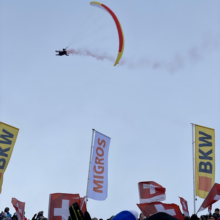 Chrigel und Michi Maurer bieten eine Flugshow vor dem Rennen
…  | © 2022 ALPHAVISION
