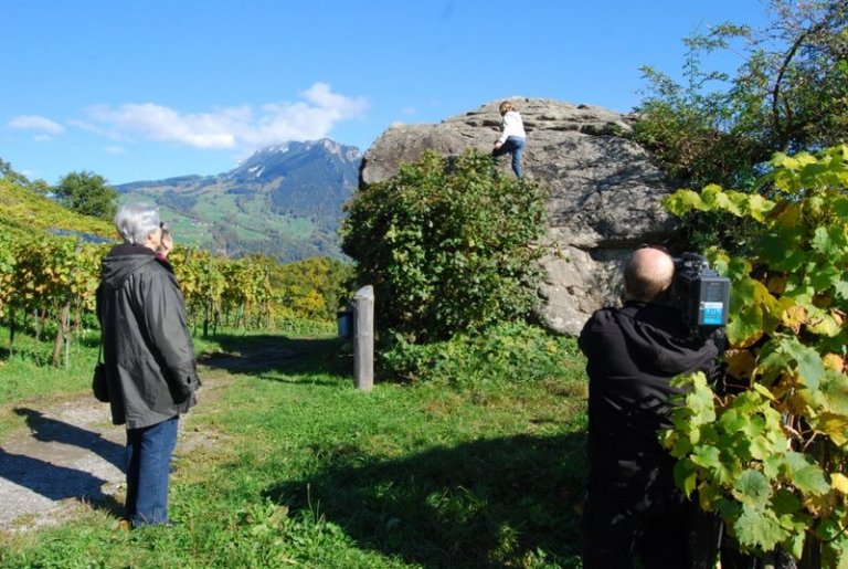 Johanna will mit Renate und Marisa zu diesem Felsblock, dem Katzenstein.