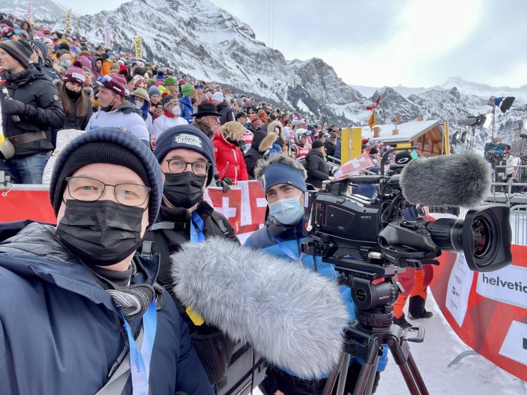 (vlr) TV-Journalist Lukas Eggenberg, Tontechniker René Hausammann, Kameramann Timon Rupp | © 2022 ALPHAVISION