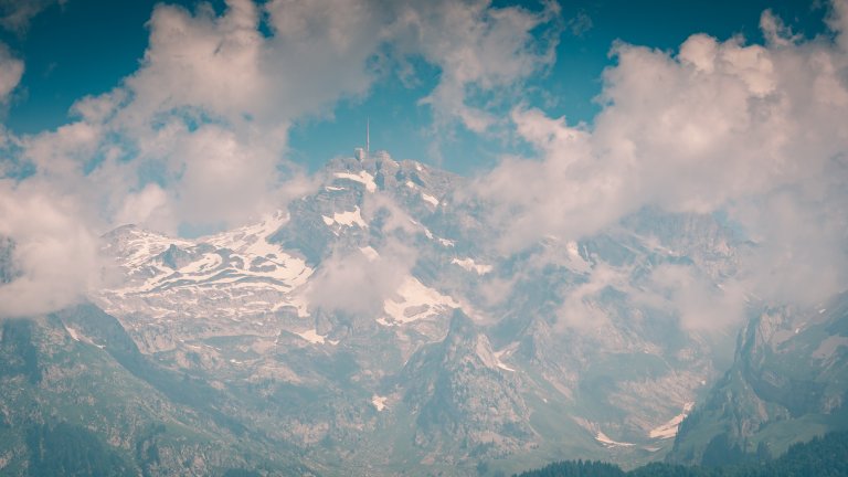 Der Säntis taucht zwischen den Wolken auf ... | © ALPHAVISION
