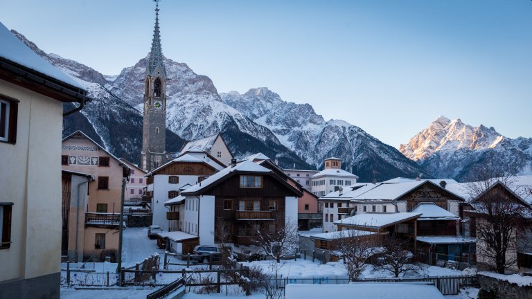 Wunderschöne Morgenstimmung über Sent im Unterengadin