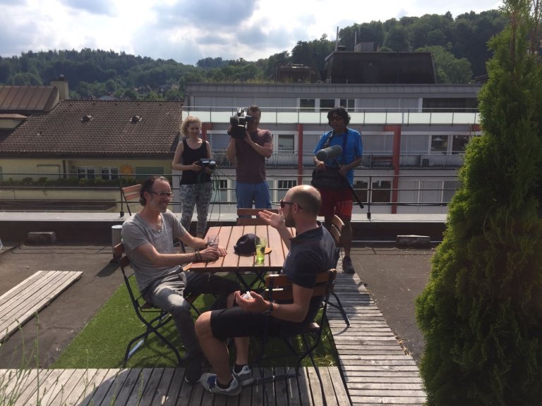 Pelle im Gespräch mit seinem besten Freund Sandro mitten in Luzern auf der Dachterrasse.