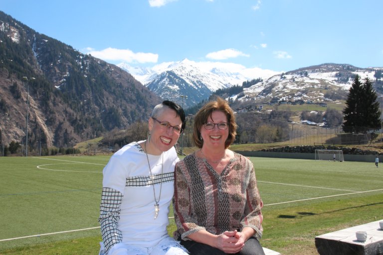 Kaffeepause in Disentis: Damaris Kofmehl und Redaktorin Gabriele Stiebig | © ALPHAVISION