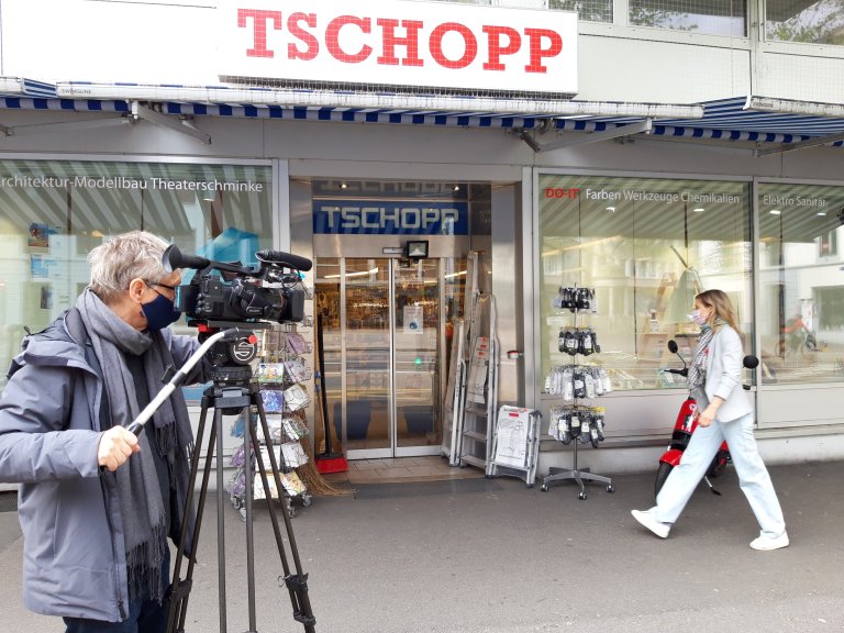 Aline Baumann auf dem Weg zum Tschopp Creativ-Center in Basel | © 2021 ALPHAVISION