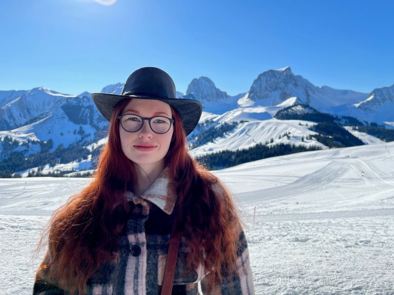 Selina Baltensperger, im Hintergrund das Panorama der Gantrischgipfel | © 2022 ALPHAVISION