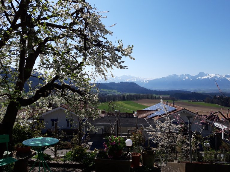 Korben mit Aussicht auf die Stockhornkette | © 2021 ALPHAVISION