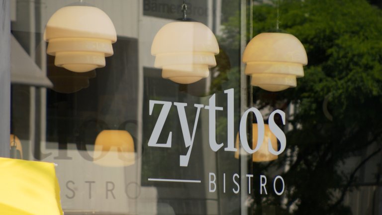 Das Bistro «Zytlos» wurde mit Brocki Mobiliar aufgehübscht | © 2021 ALPHAVISION