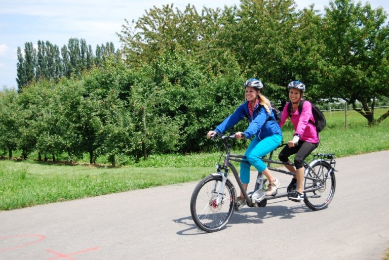 Den beiden scheint die Fahrt mit dem Elektrotandem sichtlich Spass zu machen.