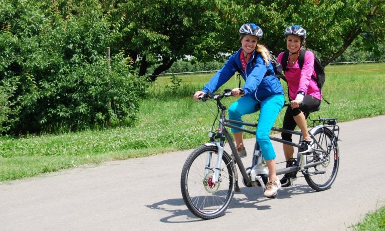 Jeanette und Jacqueline fahren bis nach Münsterlingen und von dort oberhalb des Bodensees wieder zurück nach Romanshorn.