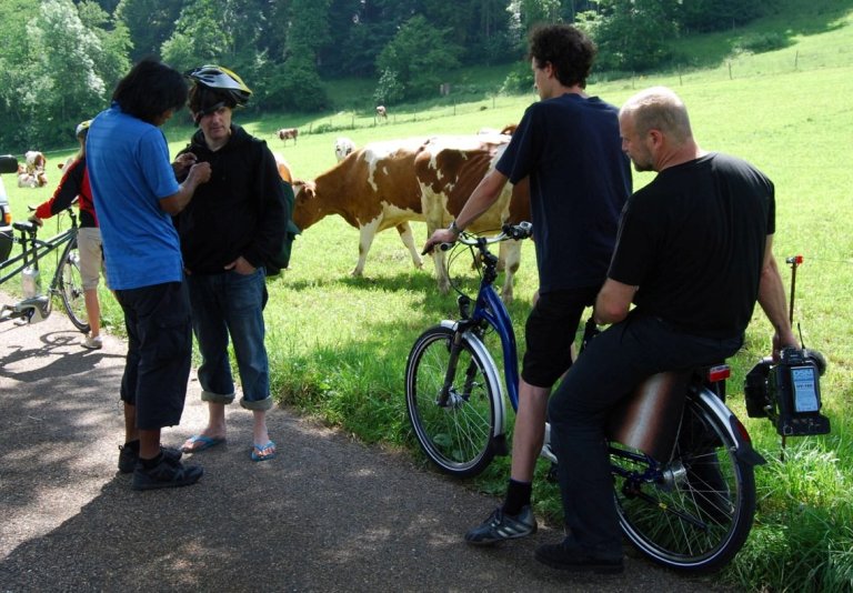 Die Nächste Szene wird Kameramann Pierre Meyer vom Begleitfahrrad aus drehen.