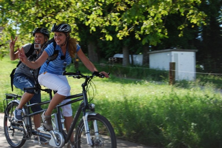 Die beiden Frauen geniessen sichtlich ihre Fahrt …