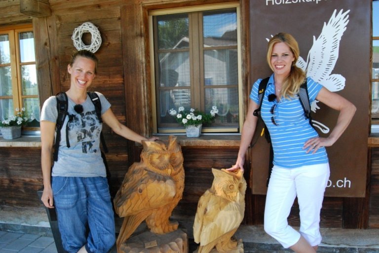 Mirjam und Jeanette sehen sich Holzfiguren in Schaufelbühl, Grünenmatt genauer an. 