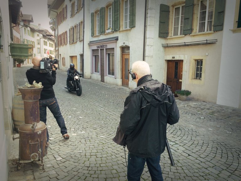 Wenn Graziella aus dem kleinen Gässchen fährt, ist der Harley-Motor das einzige, was der Tonmann Diether Hell auf seinen Kopfhörern noch hört.