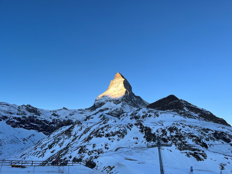 Erste Sonnenstrahlen auf dem Gipfel | © 2023 ALPHAVISION