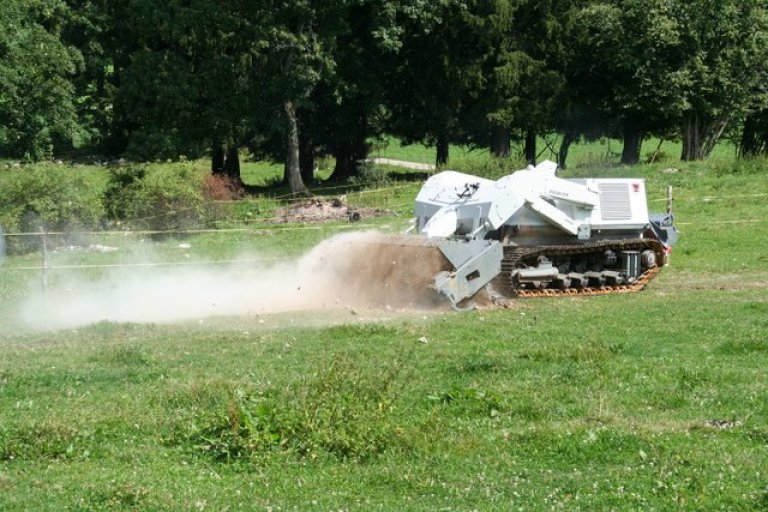 Der Minenräumungsroboter „Digger D3“ bei einem Test in Jeanbrenin im Berner Jura.