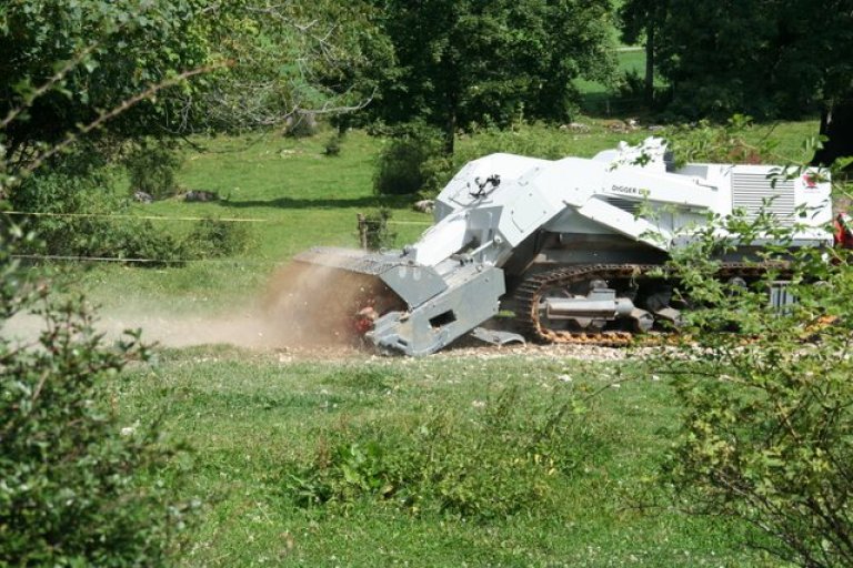 Der D3 wird von einem 170 PS-Dieselmotor aus einem Traktor angetrieben und wiegt elf Tonnen. Durch die Panzerung hält der D3 sogar der Wucht von Panzerminen stand.